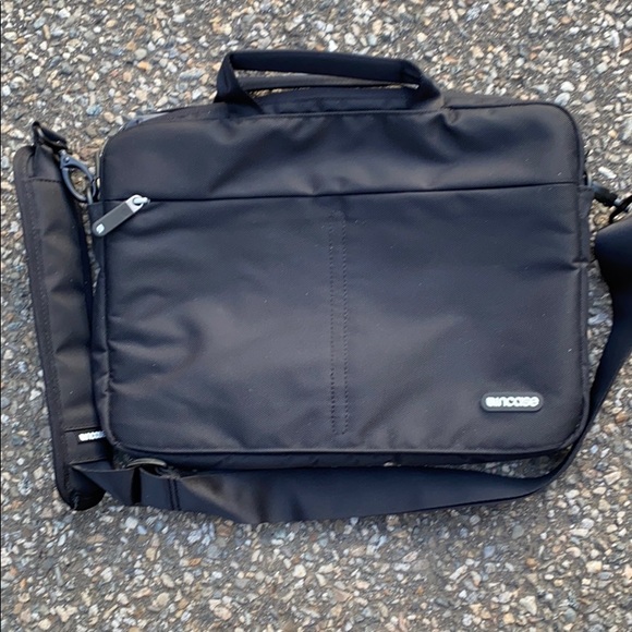 Incase // Fleece Lined Laptop Case with strap - Picture 2 of 10
